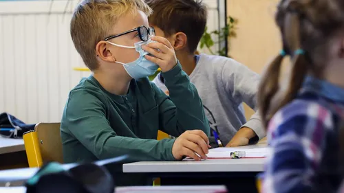 Covid-19 : le port du masque sera obligatoire à l'école dans toute...