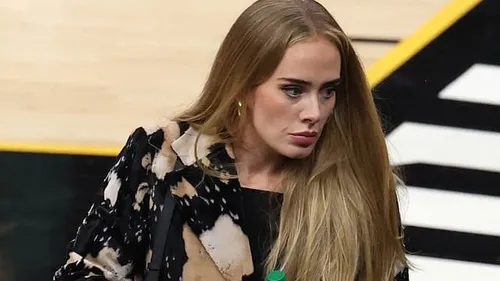 Avec la complicité d’Adèle, il demande sa petite amie en mariage...