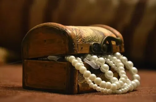 Lors d’une chasse au trésor, des enfants découvrent une vraie boîte...