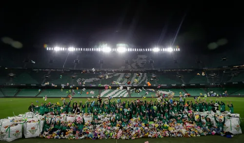Les supporters du Betis Séville inondent la pelouse de peluches...