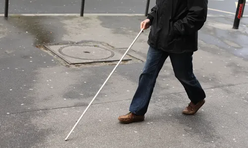 Un faux aveugle surpris au volant d'une voiture