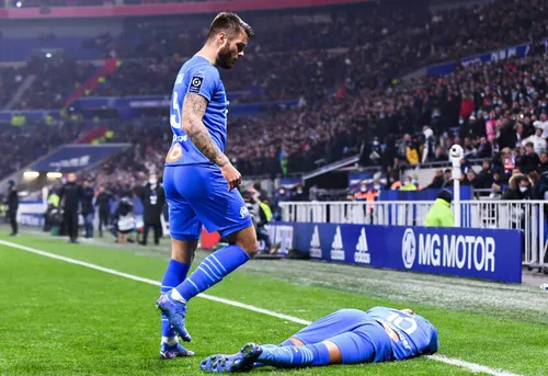 Un match sera définitvement arrêté si un joueur ou l'arbitre est...