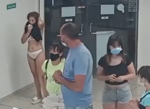 Une femme se déshabille pour acheter une glace