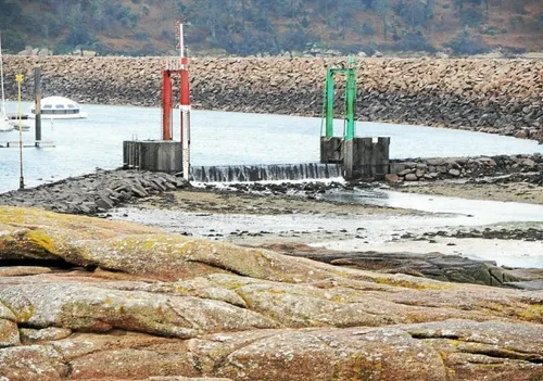 L’agent oublie de fermer la porte, le port se vide de son eau en...