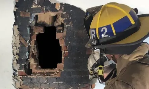 Un cambrioleur se coince dans une cheminée, il faut douze pompiers...