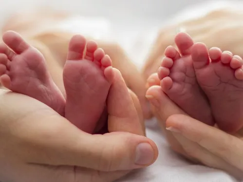 Des sœurs jumelles accouchent le même jour d’une petite fille