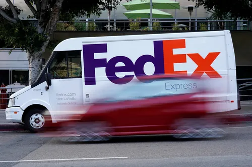 Le livreur FedEx "balance" le colis depuis son camion, la vidéo...