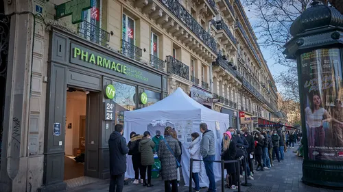 Il se fait payer par des particuliers pour faire la queue à leur place