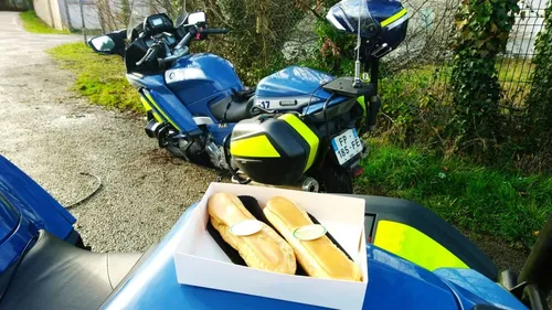 Il s'arrête pour offrir deux éclairs aux gendarmes