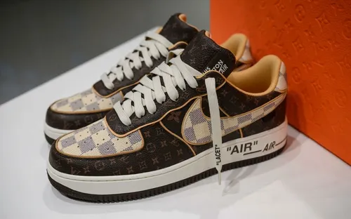 Une paire de baskets Vuitton-Nike vendue 352 800 dollars