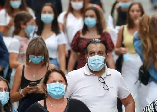 "Oui au masque", l’appel de certains Français à garder son masque...