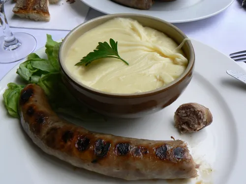 Un nouveau regard sur le traditionnel aligot-saucisse