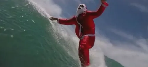 Le Père Noël se met au surf