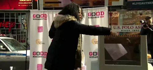 Etats-Unis : Les New-Yorkais broient leurs souvenirs de 2019 avant...