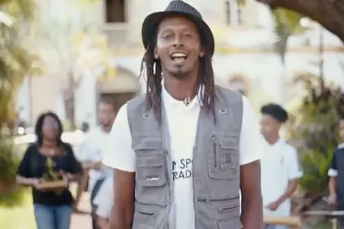 Un hymne pour encourager les joueurs de JS Saint-Pierroise avant...