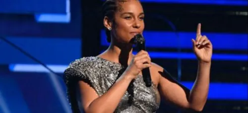 Alicia Keys rend un vibrant hommage à Kobe Bryant aux Grammy Awards