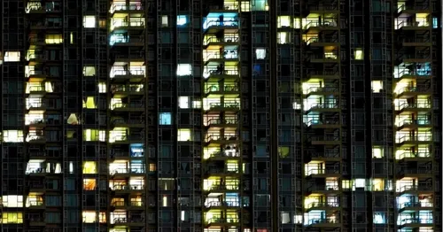 Confinés, les Français sortent applaudir sur leurs balcons pour...