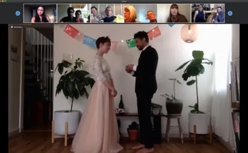 Confiné à la maison, un couple s'est marié sur internet en invitant...