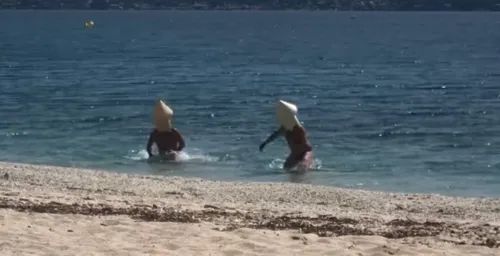 Ils se baignent déguisés en bouées, pour échapper au confinement