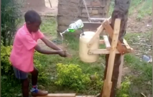 Un Kényan de 9 ans créé un lave-mains sans contact et reçoit un...