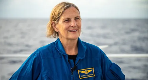 Après l’espace, Kathy Sullivan devient la première femme au monde à...