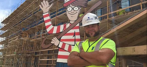 Pour redonner le sourire aux enfants il cache un « Charlie » sur un...