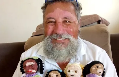 Il crée des poupées malades pour décomplexer les enfants atteints...