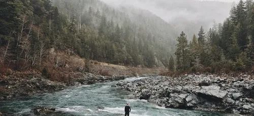 Il transforme une cascade en jacuzzi naturel