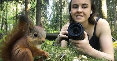 Après la perte de leur mère, quatre bébés écureuils ont été adoptés...