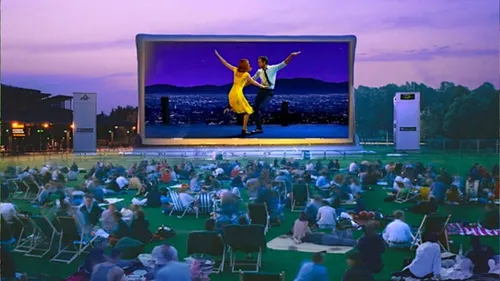 Le cinéma en plein air gratuit du Parc de La Villette à Paris fait...