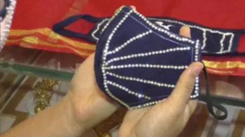 Coronavirus : en Inde, une bijouterie vend des masques ornés de...
