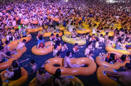 Des milliers de fêtards côte-à-côte et sans masque dans une piscine...