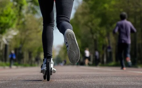 Quatre enfants ligotent leur père pour aller faire de la trottinette