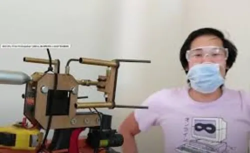 Il fabrique un pistolet capable de lancer des masques sur les gens...