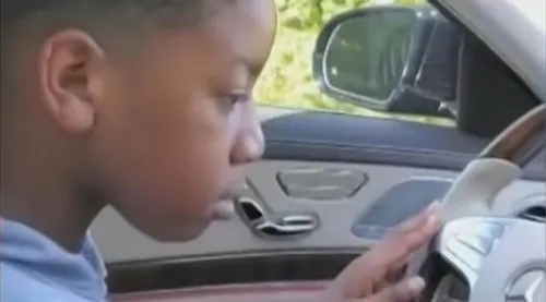 A 11 ans, il prend le volant de la voiture de sa grand-mère pour la...