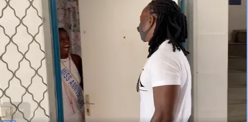 Admiral T fait une surprise à une fan pour son anniversaire en lui...