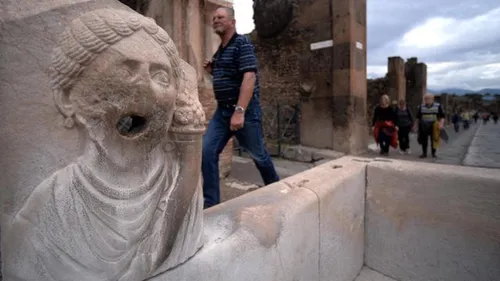 « Victime d’une malédiction », une touriste rend des artefacts...