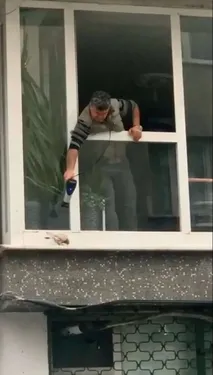 En Turquie, un homme utilise un sèche-cheveux pour réchauffer un...