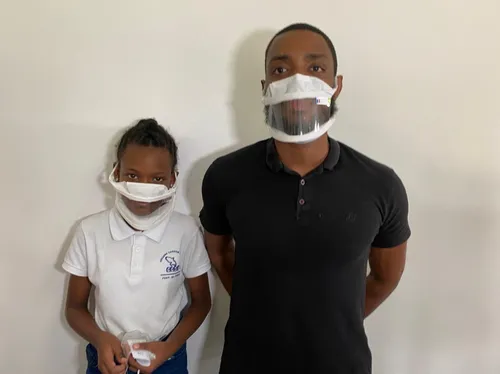 Des masques transparents distribués dans les établissements pour...