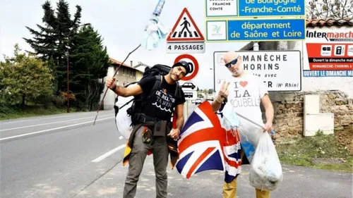 Deux hommes marchent de Marseille à Paris pour ramasser tous les...