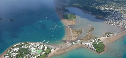 Mayotte reconfinée pour au moins trois semaines, les écoles fermées.
