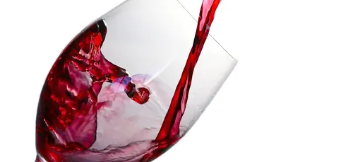 Colorer ses vêtements avec du vin rouge, la nouvelle tendance...