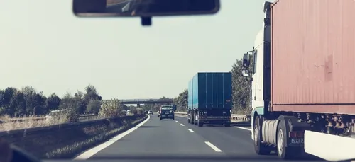 Agacé contre sa femme, il la laisse sur une aire d’autoroute et...