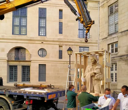 Le déboulonnage d’une statue de Voltaire fait polémique à Paris