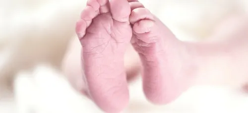 Un bébé arrache le masque du médecin qui le met au monde et fait le...