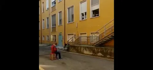Privé de visite à sa femme hospitalisée, cet octogénaire joue de...