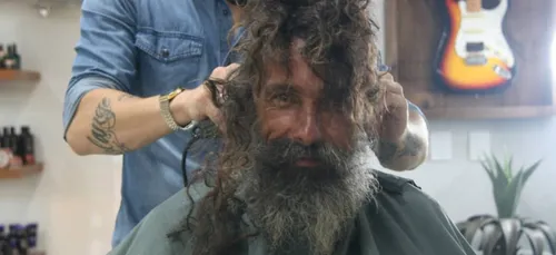 Grâce à un relooking extrême, un sans-abri retrouve sa mère et sa...