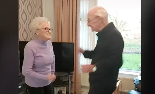 Ce couple d’octogénaires confiné fait le buzz en dansant sur TikTok...