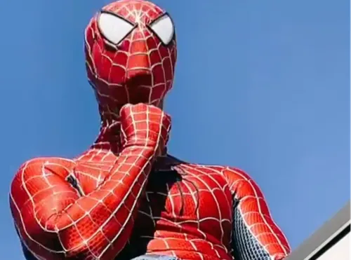Transformé en Spider-Man, M Pokora fait rire ses fans (vidéo)