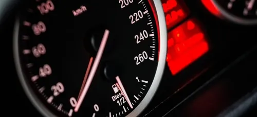 Il décroche enfin son code de la route après l'avoir loupé... 157...